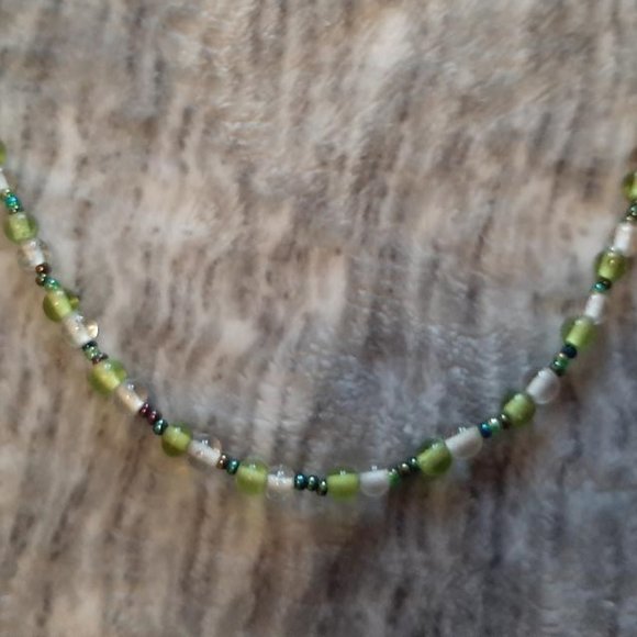 Green and white beaded eyeglass holder approx 27" - Picture 2 of 3